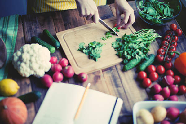 女人准备健康的蔬菜餐。