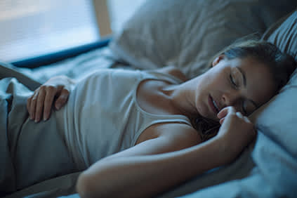 女人在夜间熟睡。