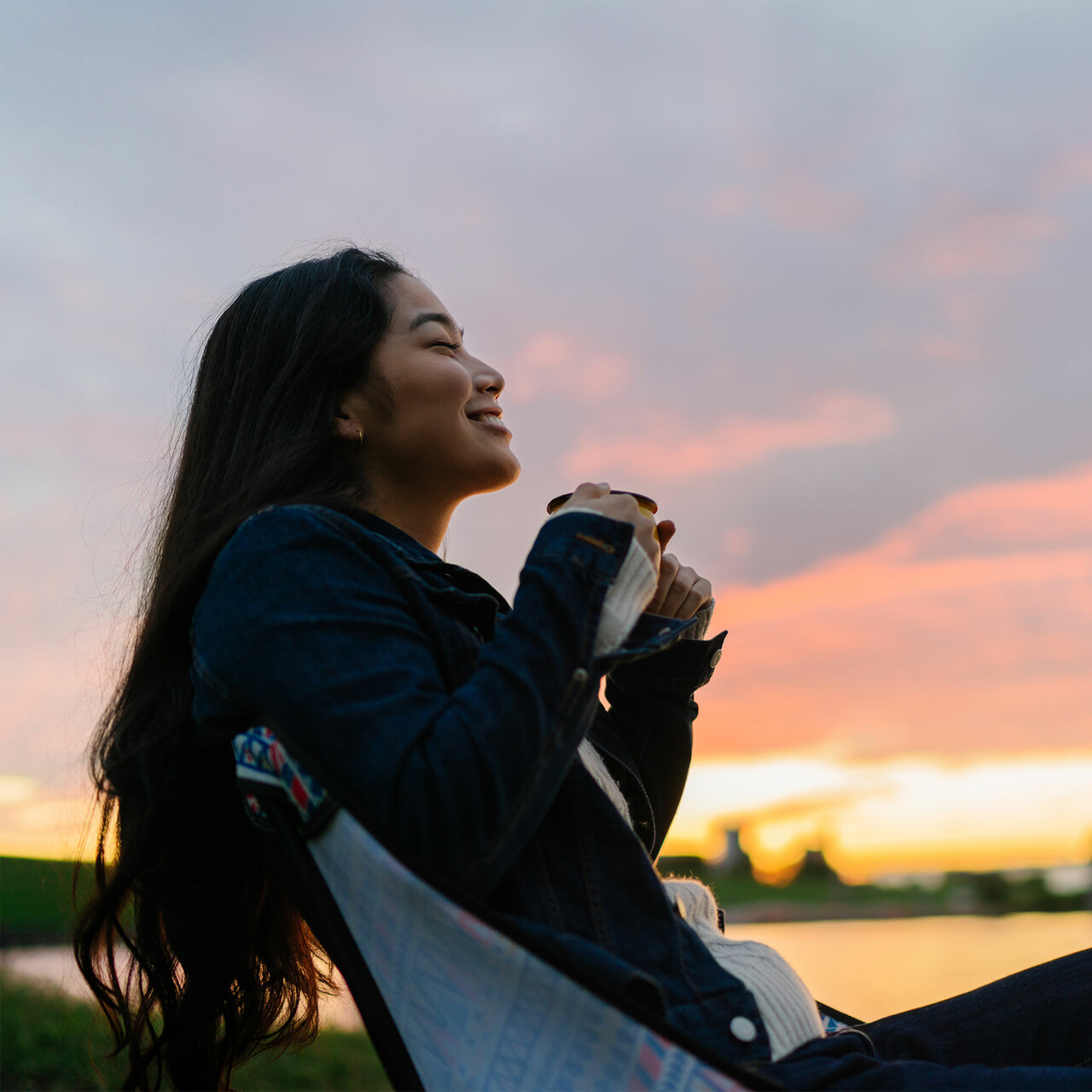 一个快乐的女人坐在外面