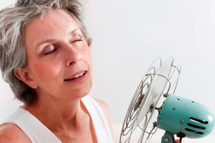 女人与夜间盗汗的形象。