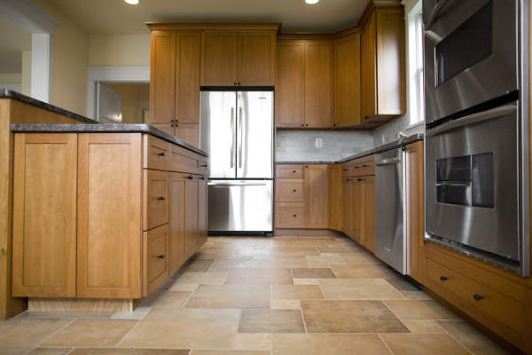 裸厨房的地板