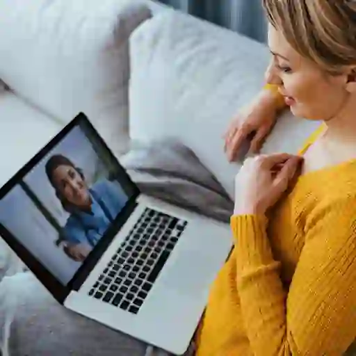 远程医疗预约期间沙发上的女人