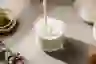一个视图的牛奶倒进一个玻璃