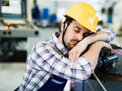 劳累的工人在工作时睡着了。