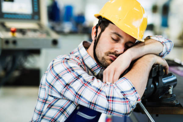 劳累的工人在工作时睡着了。