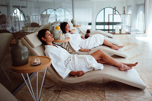 朋友们一起在水疗中心放松。