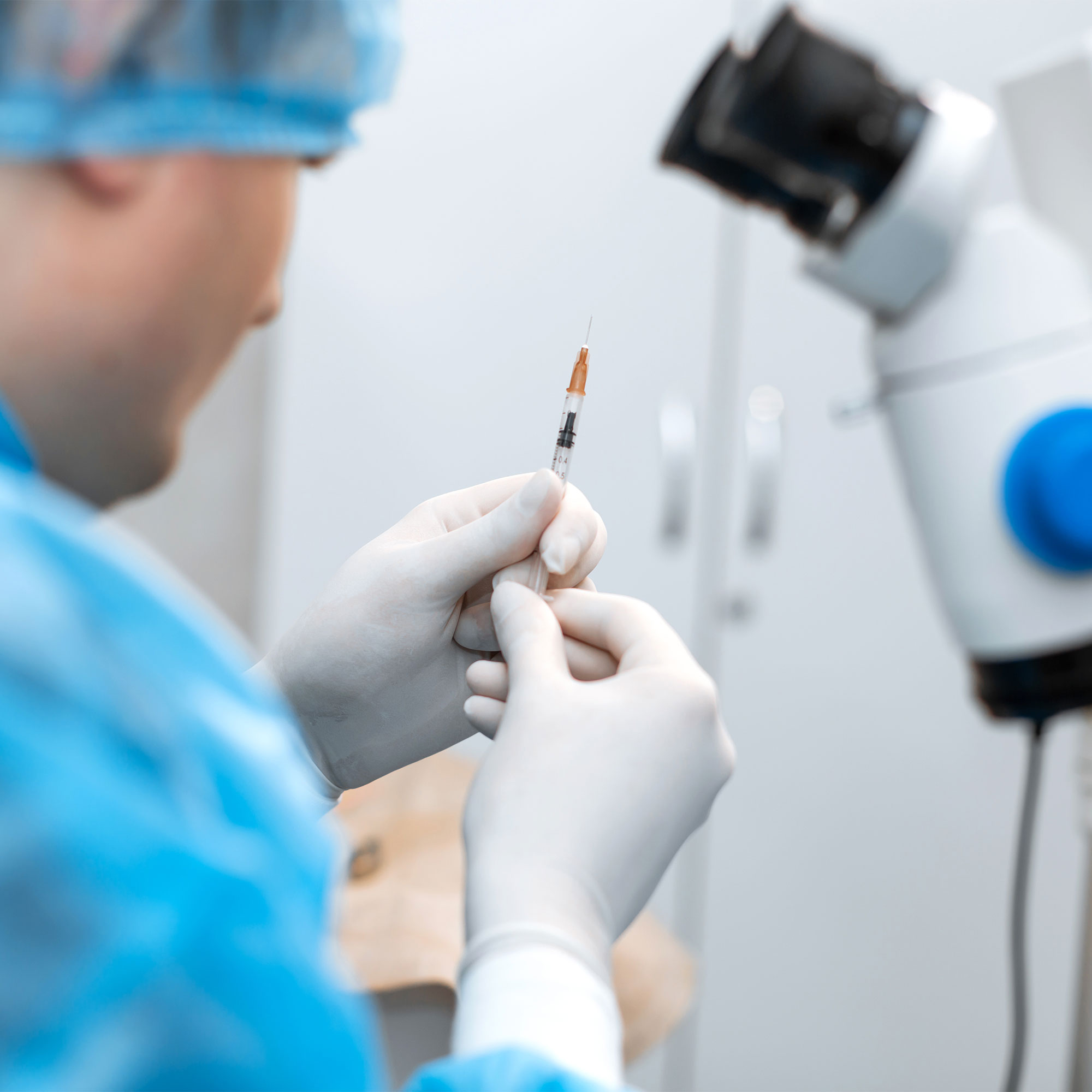 医生拿着注射器