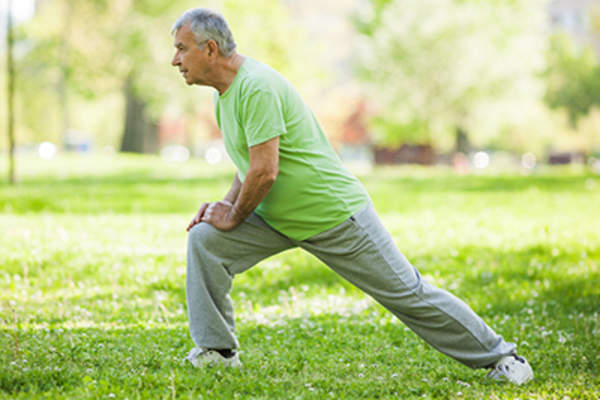 老男人在外面伸懒腰。