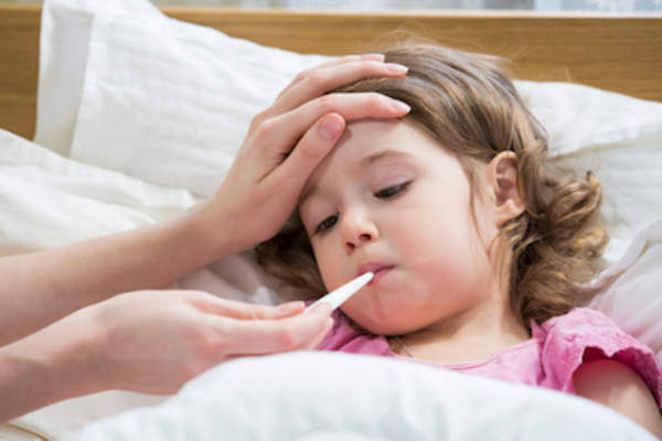 妈妈给她生病的孩子量体温。
