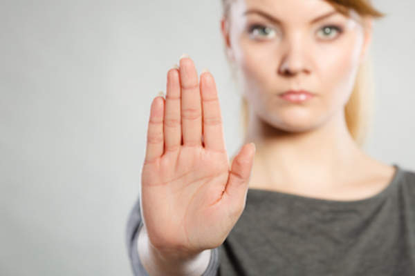 女人举起手,停下