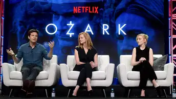 在比佛利希尔顿酒店举行的Netflix 2018 TCA上，《奥扎克》的杰森·贝特曼、劳拉·林妮和朱莉娅·加纳在台上发言