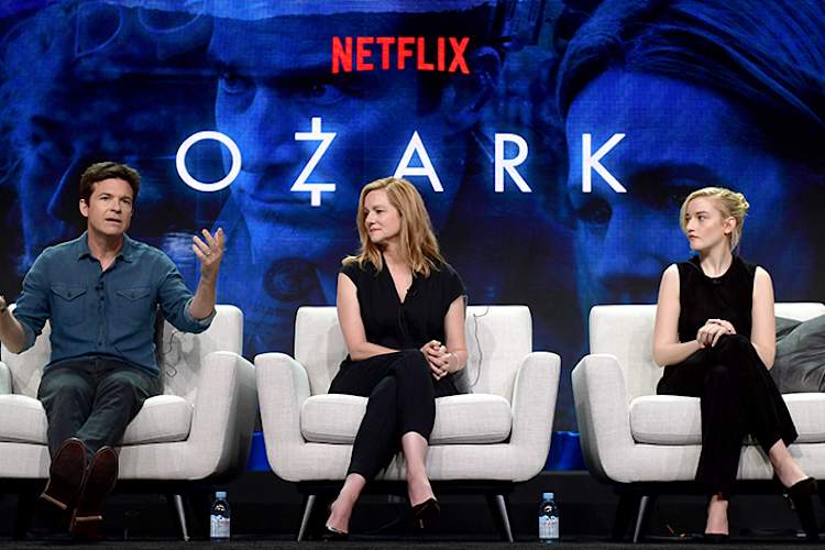 杰森·贝特曼,劳拉琳妮和“奥索卡”的朱莉亚·加德纳Netflix的TCA 2018期间,在贝弗利希尔顿酒店在舞台上说话