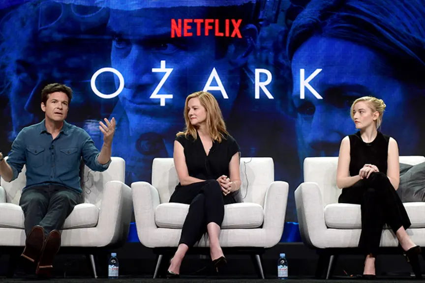 在比佛利希尔顿酒店举行的Netflix 2018 TCA上,《奥扎克》的杰森·贝特曼、劳拉·林妮和朱莉娅·加纳在台上发言