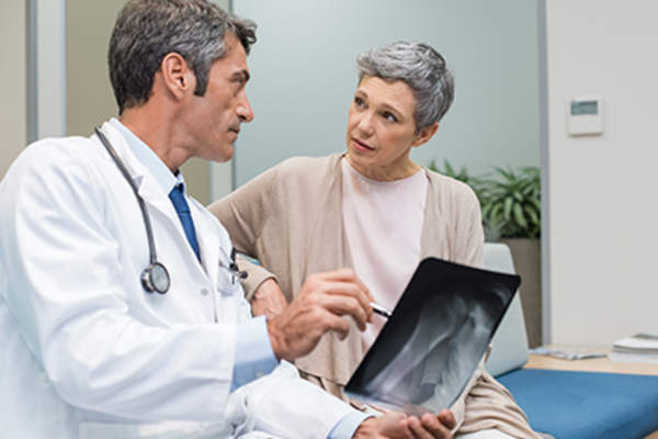 医生表示病人的X射线。