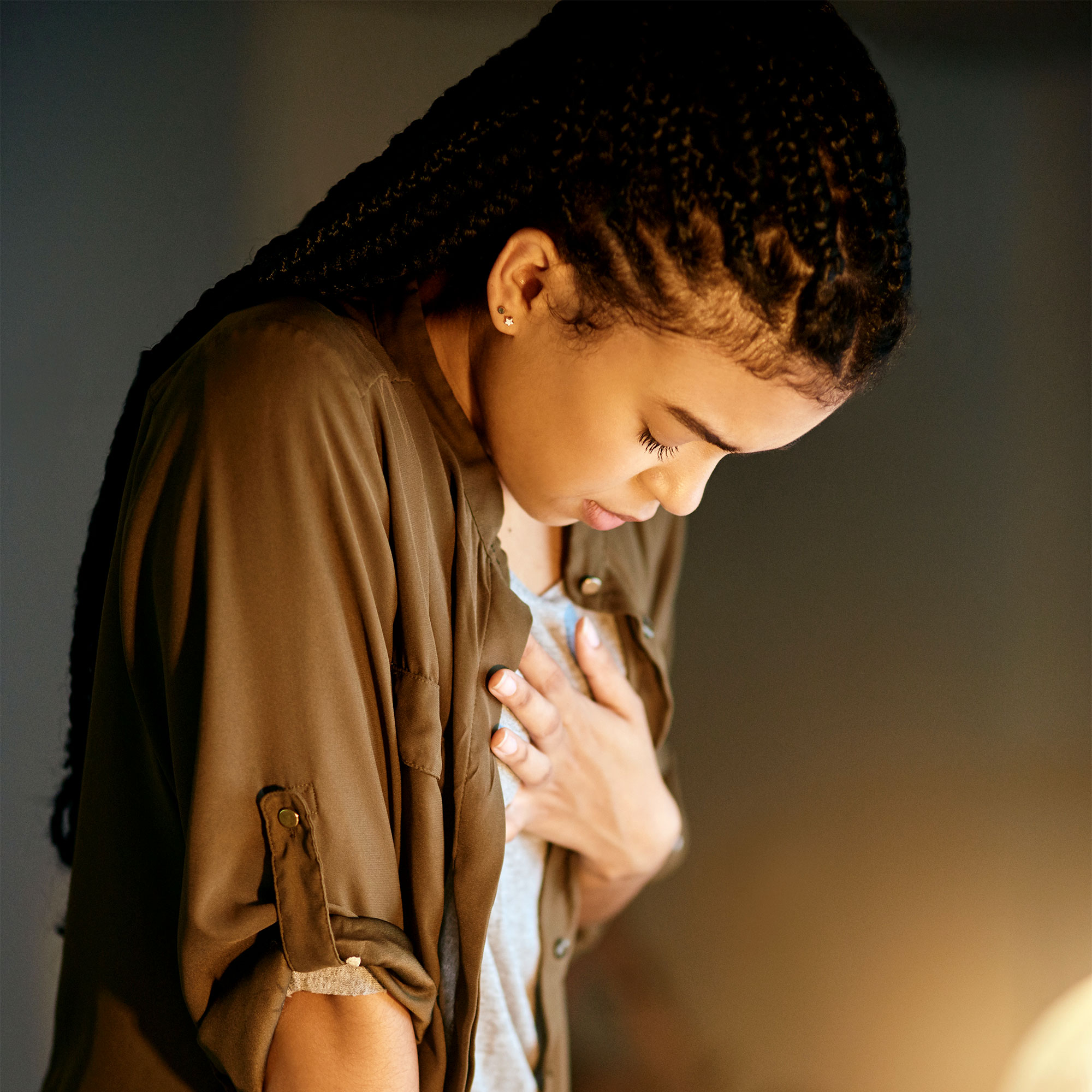 一个女人摸她的胸部