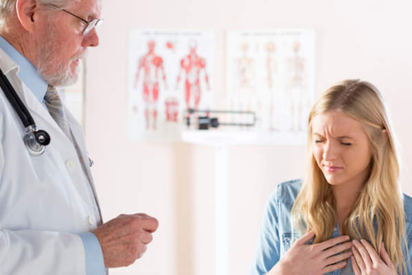 病人与医生谈论吞咽困难。