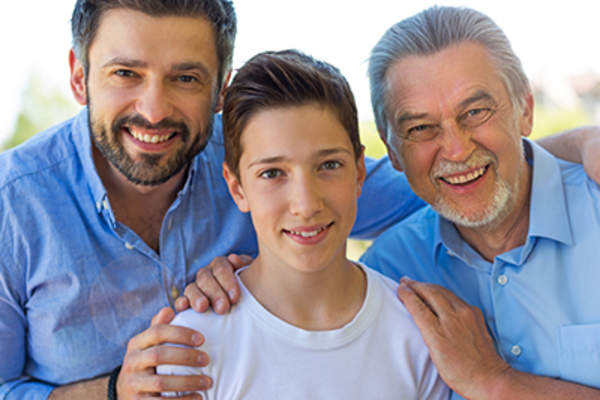 三代的微笑的人。