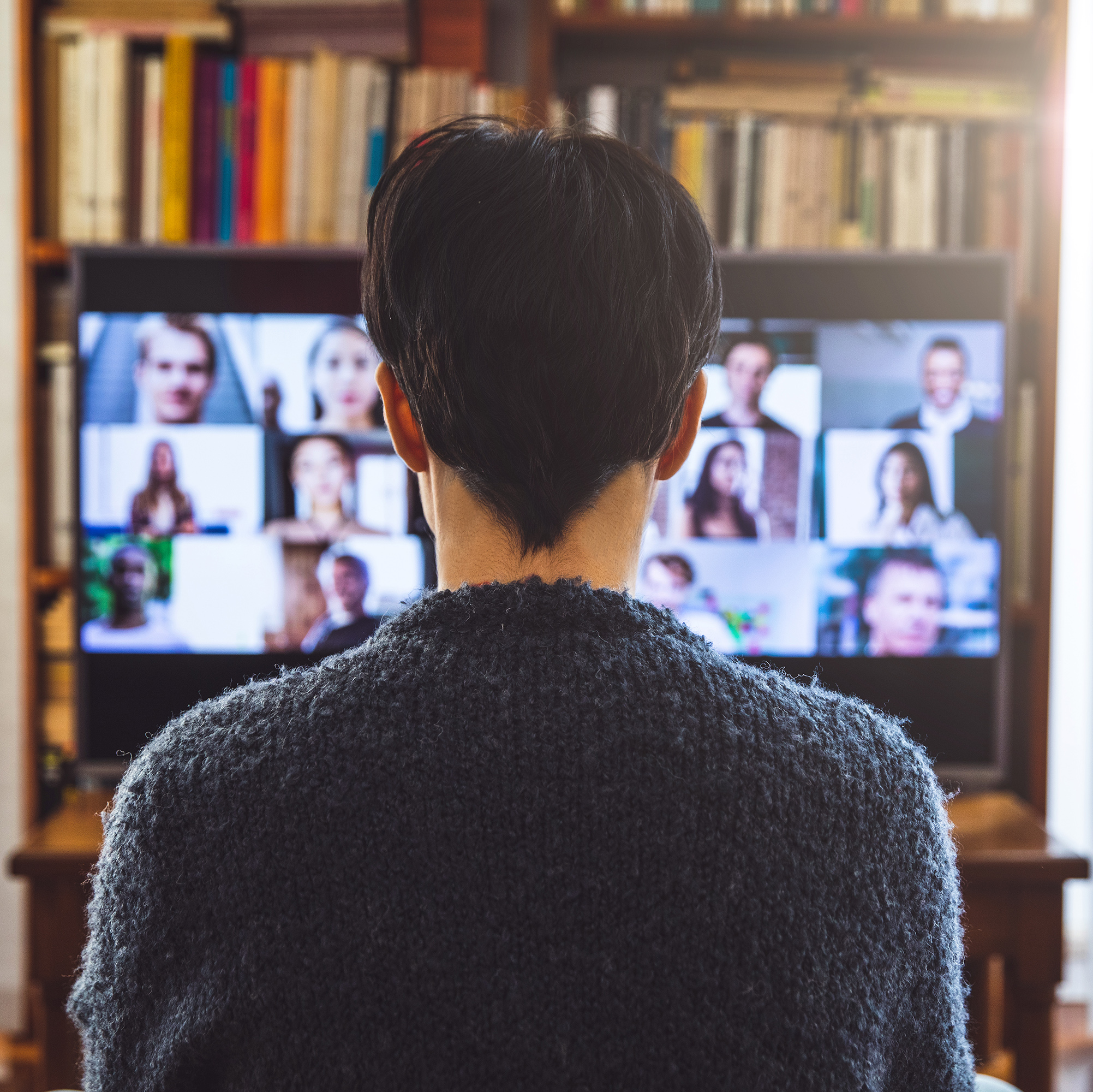 女人在屏幕前工作视频会议