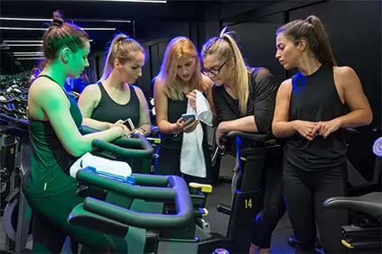 年轻女性在运动课后比较健身app的效果。