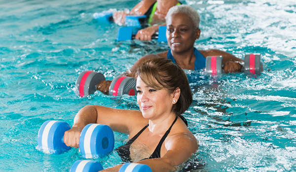 妇女在水上运动班。