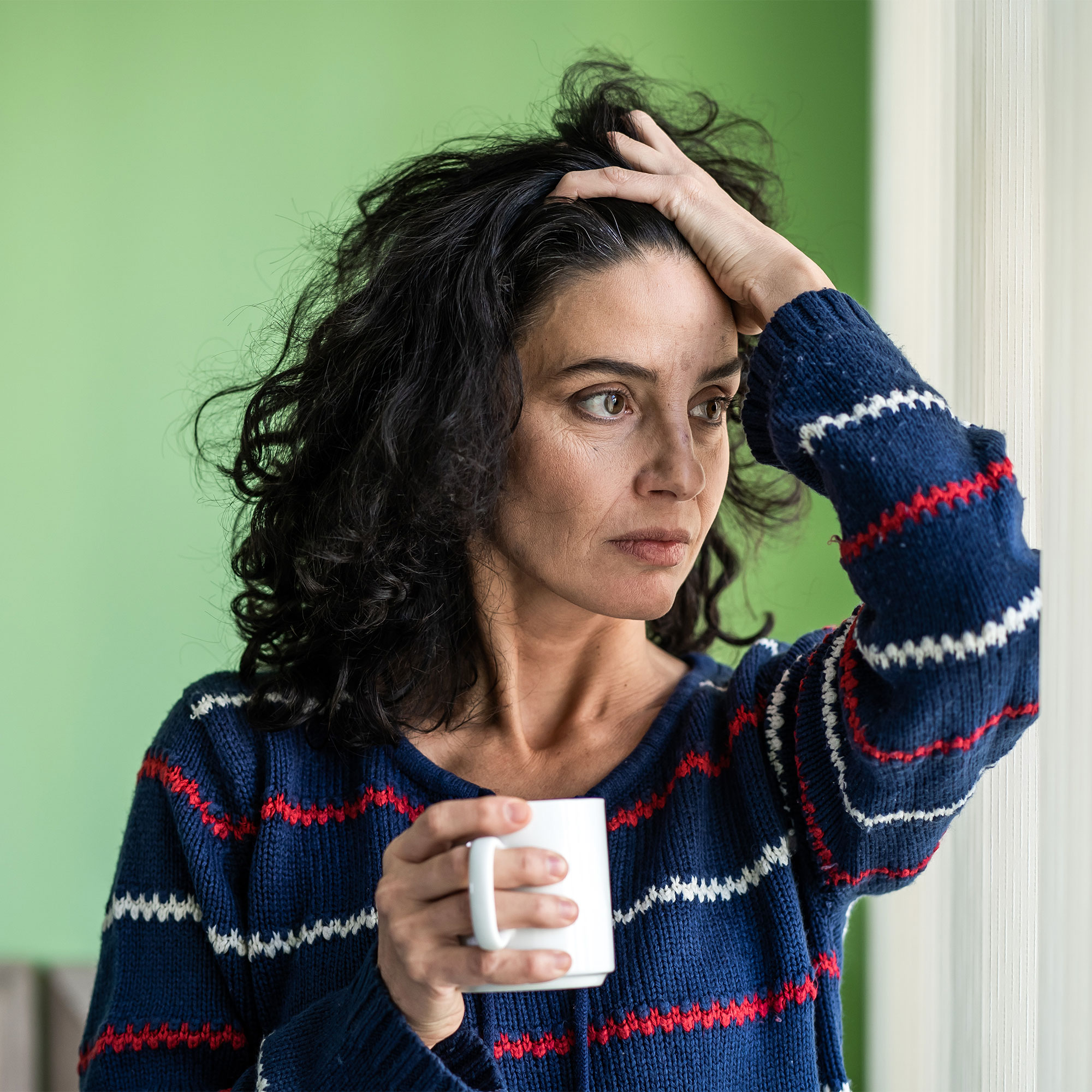 一个担心的女人抚摸着她的头发