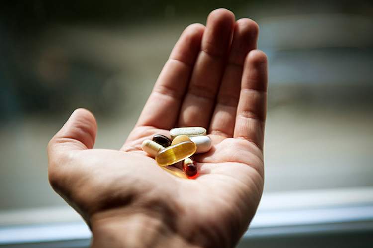 服用少量补品的男人。