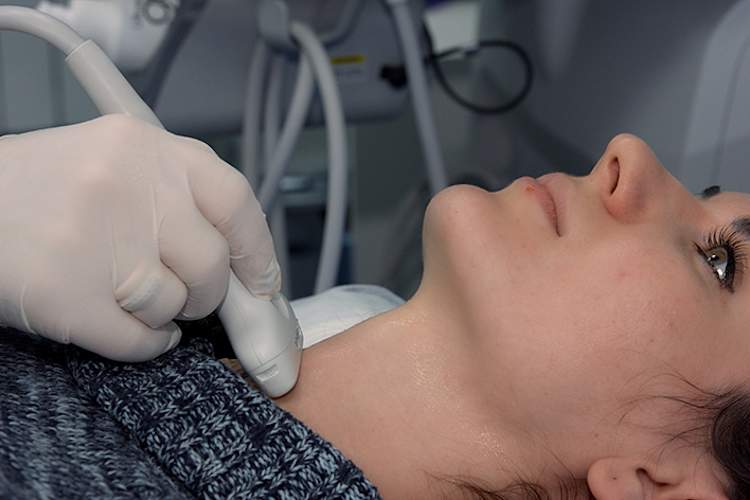 甲状腺超声检查。