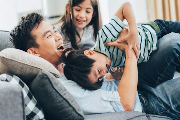 父亲、儿子和女儿的简陋住房