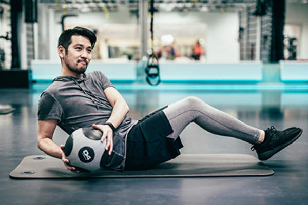 锻炼的人在健身房。