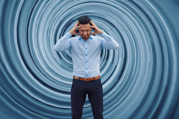 男子拿着他对纺纱背景头,眩晕的概念。