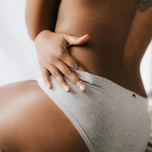 一个女人把手指伸进内衣的腰带