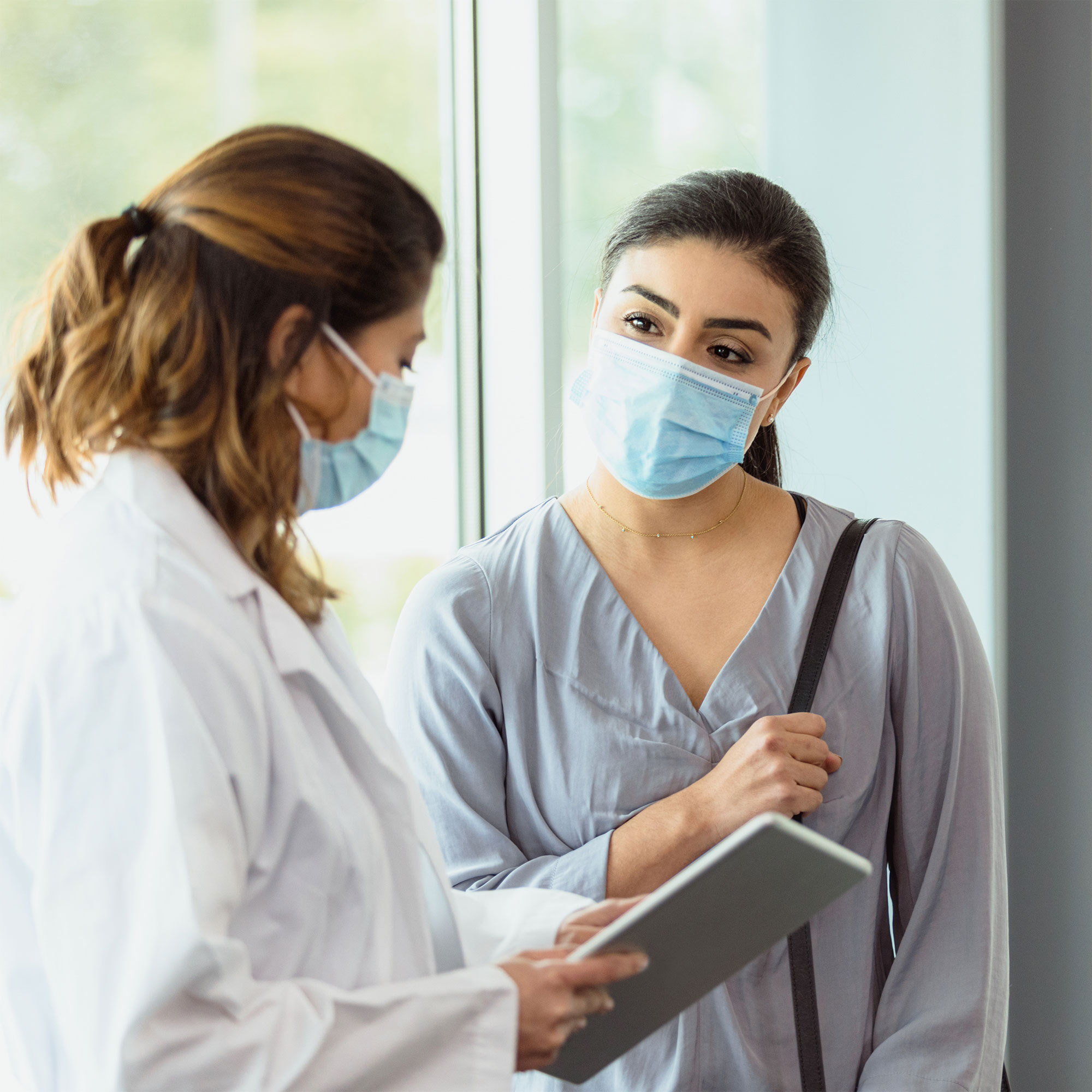 一位女士和她的医生谈话