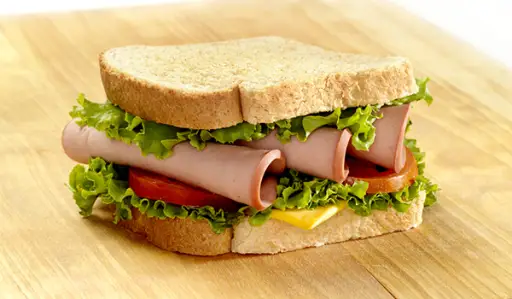 腊肠芝士生菜三明治的形象。