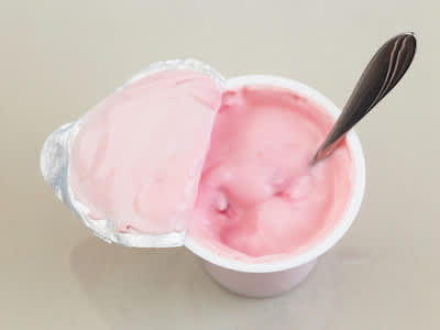 一杯加勺子的酸奶。