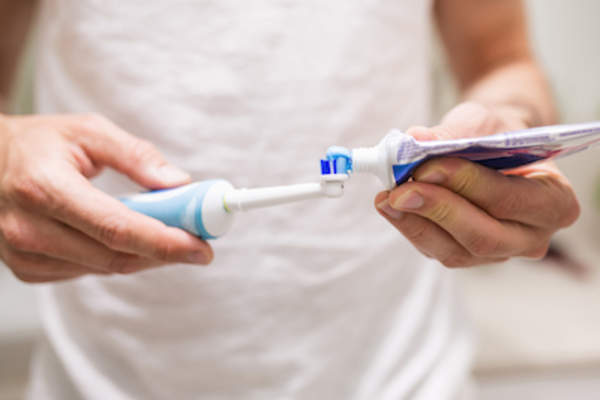 准备刷牙,把牙膏牙刷上。