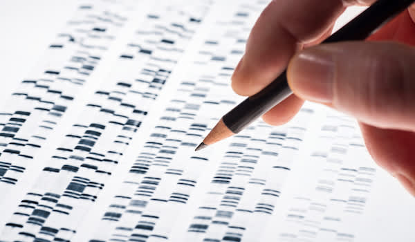 人分析DNA测试。
