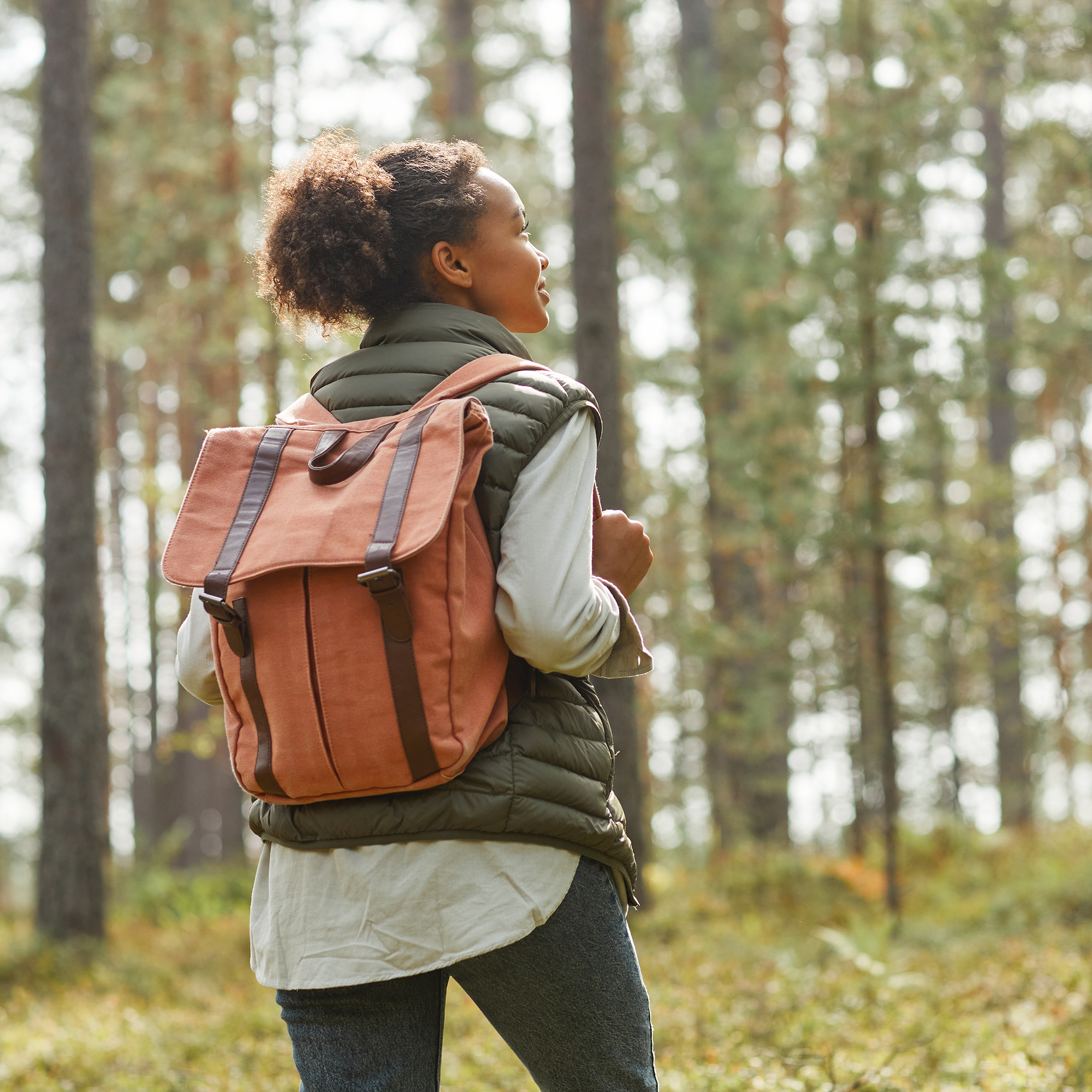 在森林里徒步的女人