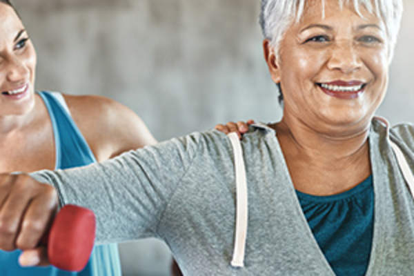健康高级妇女与教练图像