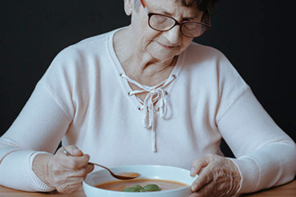 老太太不想吃她的饭。