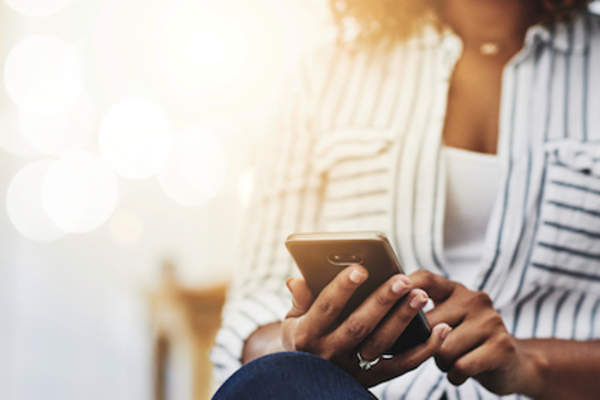 女人连接的智能手机上。