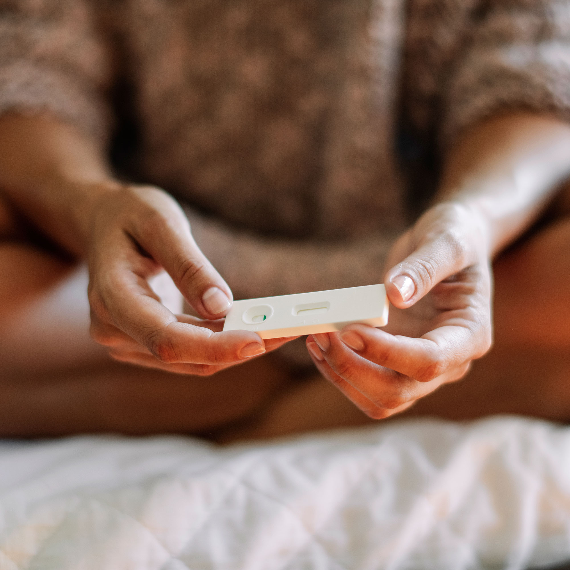 一个女人抱着消极的怀孕测试