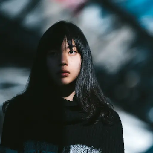 年轻女子,一半在阴影中