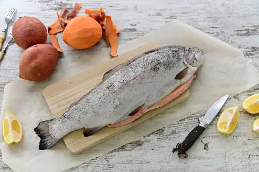 切菜板上的生三文鱼和去皮红薯