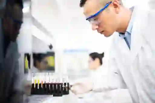 科学家使用实验室设备分析血液样本