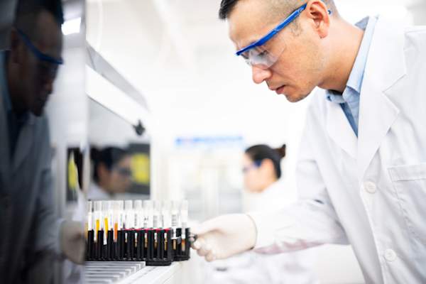 用科学家的实验室设备来分析血液样本