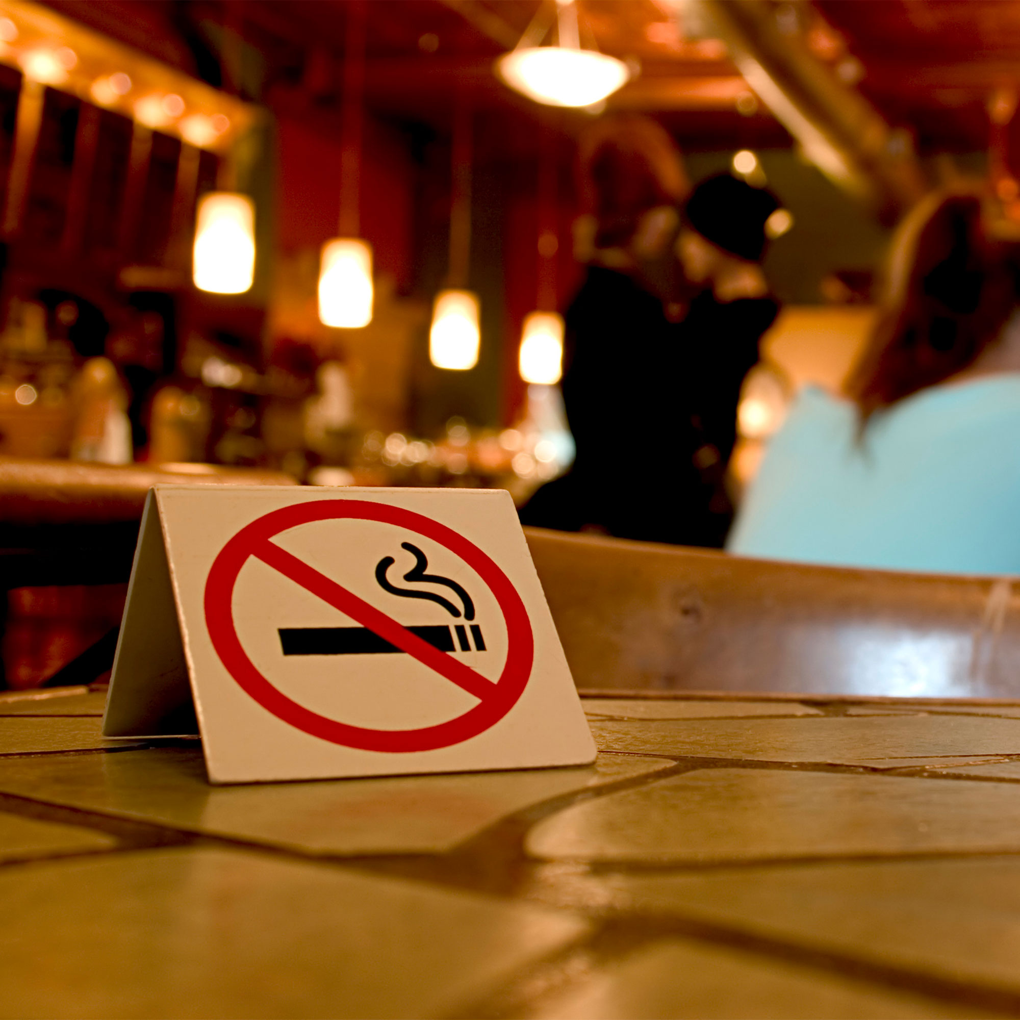 在餐厅看到禁止吸烟的标志
