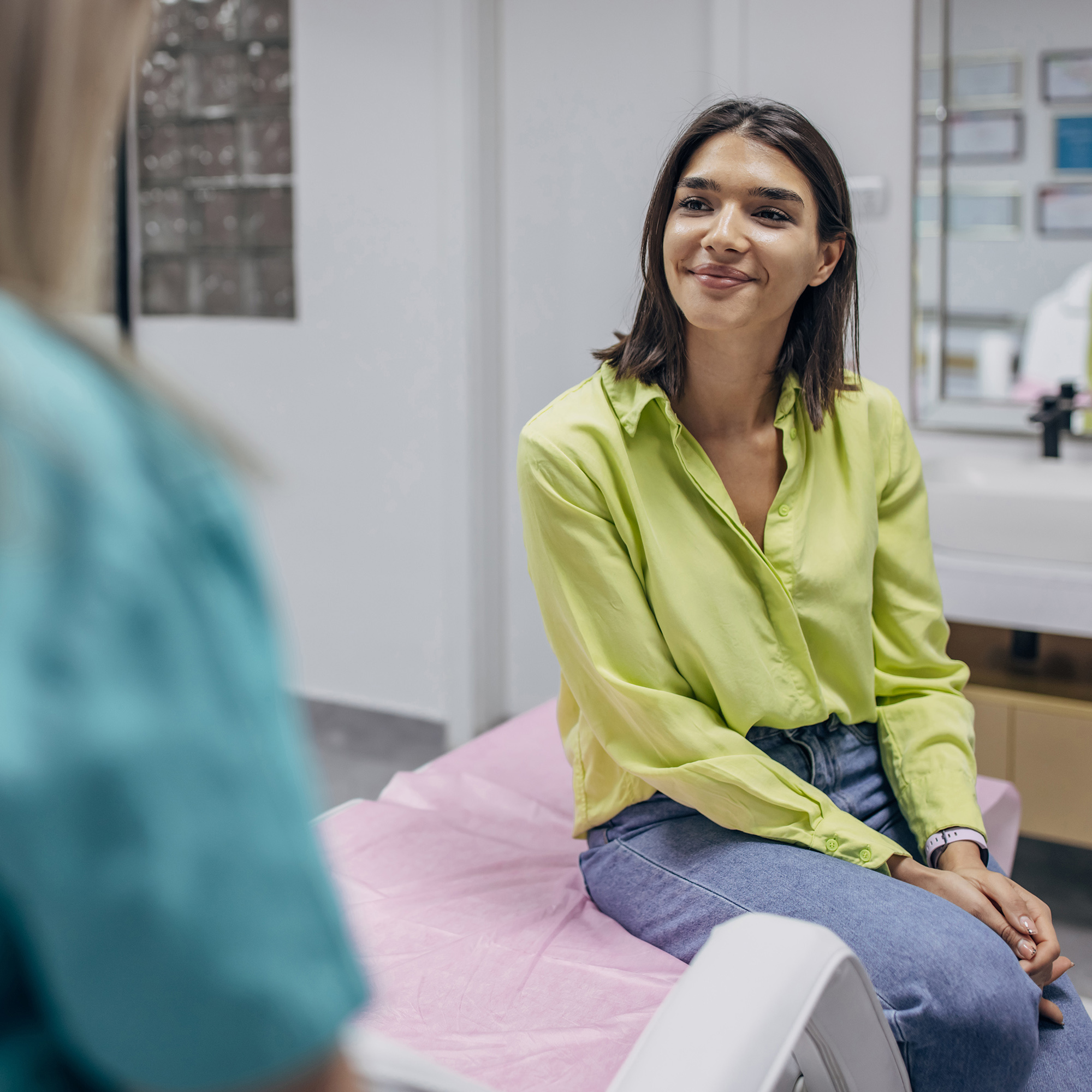 女美容师说她女客户在一个美容诊所
