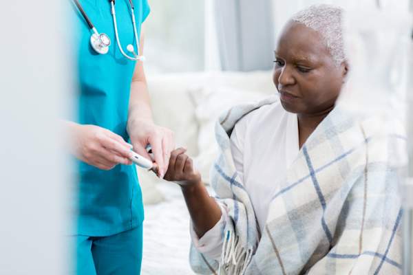 家庭保健护士检查病人的血糖