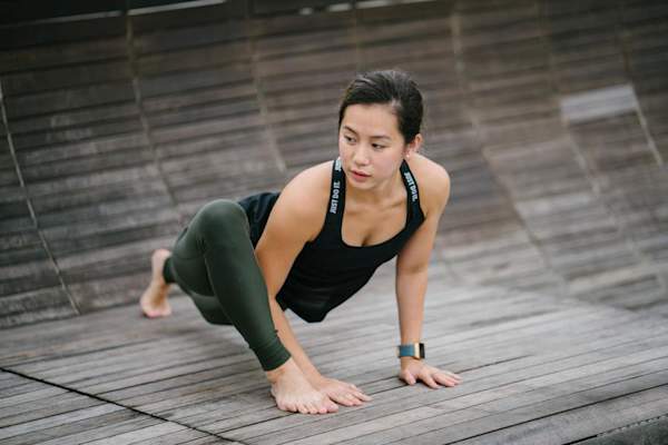 女人做瑜伽之外