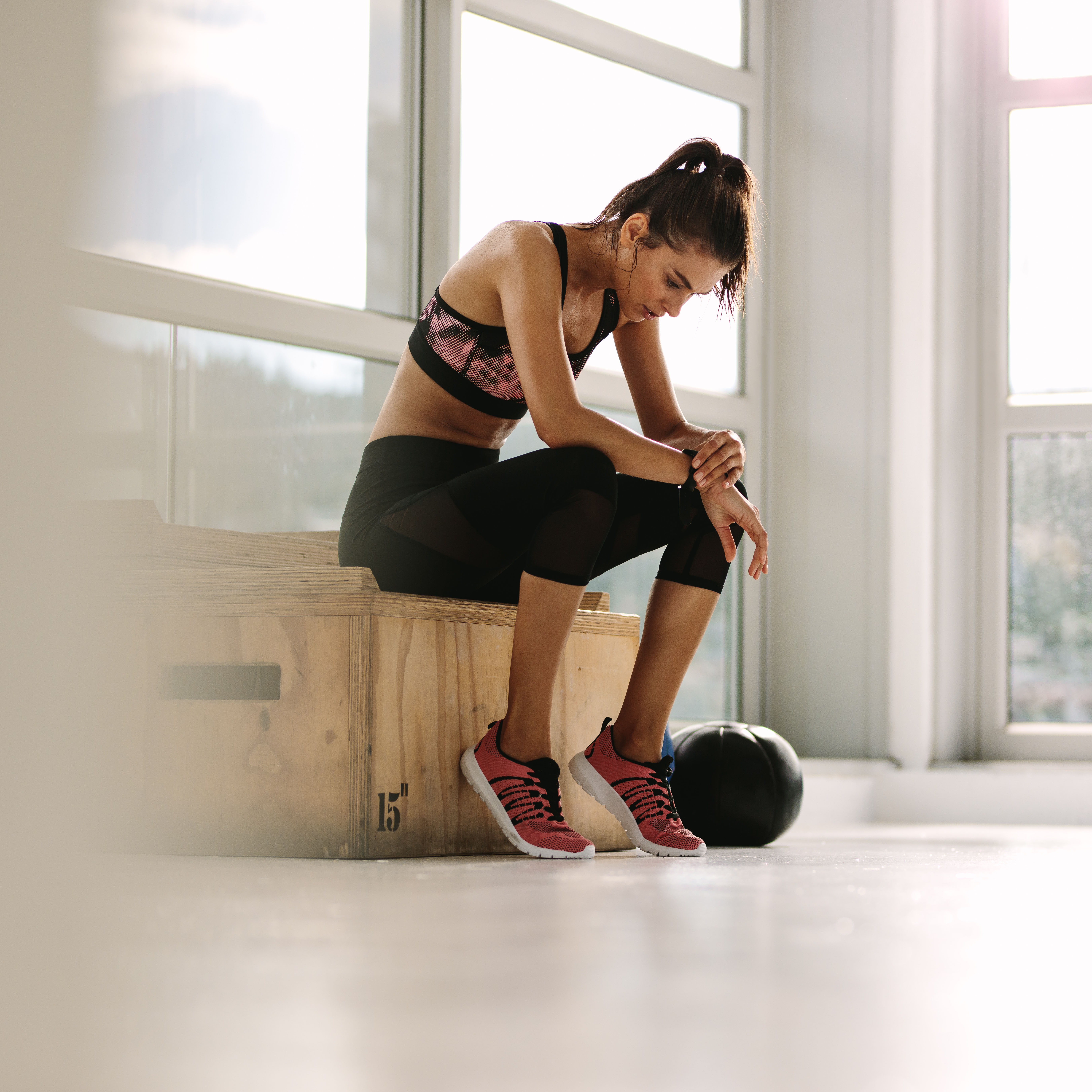 女子在健身房锻炼后休息